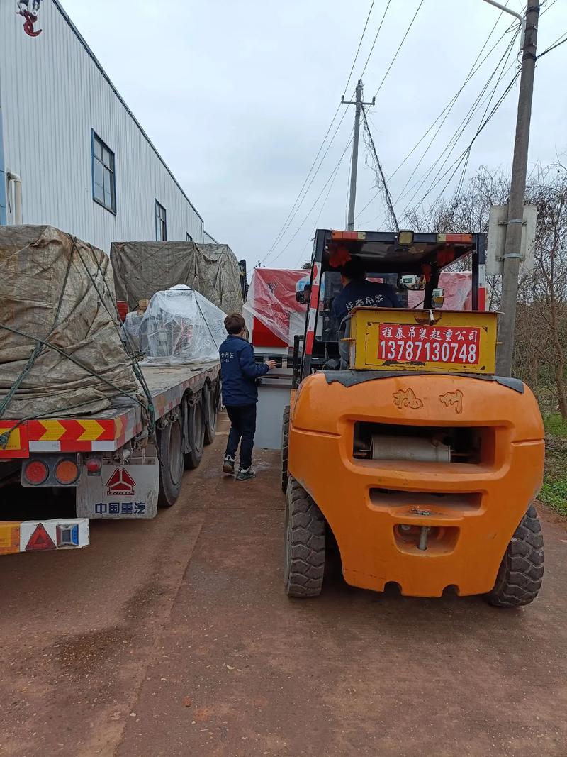 高效装卸搬运解决方案 吊车与叉车的协同作业